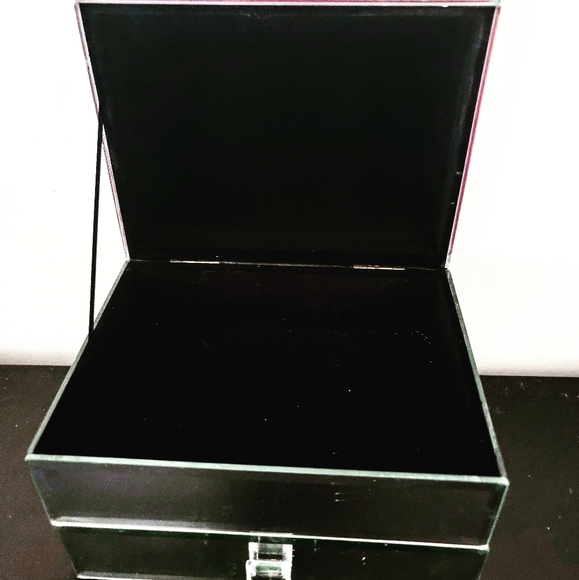🌟NEW STUNNING Jewelry Box 🌟 - Picture 3 of 4